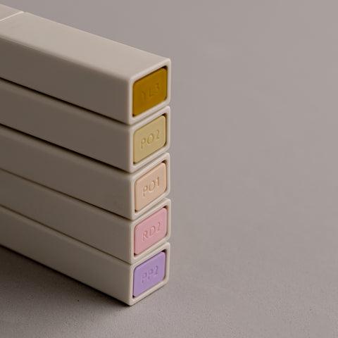 ¡Por fin en Vaivén! Los Pasta de Kokuyo han llegado para transformar tu experiencia creativa. Esta innovadora serie de materiales de arte diseñados para adultos combina funcionalidad y estilo.
Los Pasta son marcadores sólidos de base acuosa con pigmentos que minimizan el traspaso en el papel. Su diseño de núcleo cuadrado facilita el trabajo en detalles finos y áreas más grandes, convirtiéndolos en herramientas versátiles para dibujar, colorear y marcar líneas.